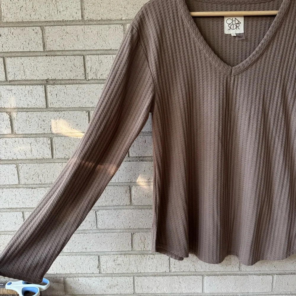 Chaser Women’s Tan Taupe Waffle Knit V-Neck Top | Sz Medium - Picture 2 of 6